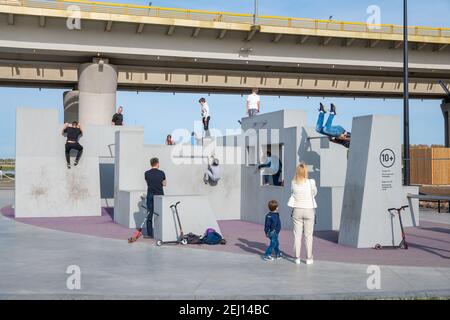 Kazan, Russland-26. September 2020: Erwachsene und Kinder trainieren auf dem neuen Parkour-Spielplatz im Stadtpark Stockfoto