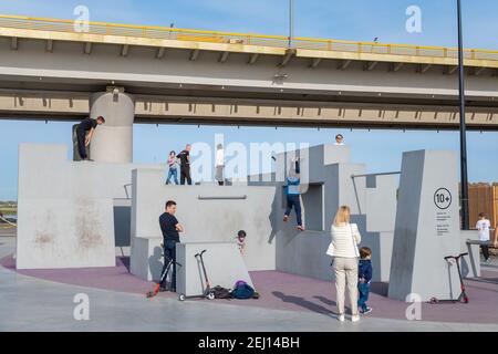 Kazan, Russland-26. September 2020: Erwachsene und Kinder trainieren auf dem neuen Parkour-Spielplatz im Stadtpark Stockfoto