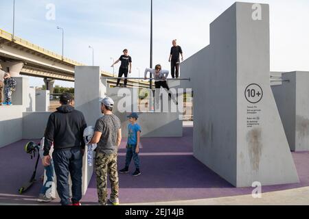 Kazan, Russland-26. September 2020: Erwachsene und Kinder trainieren auf dem neuen Parkour-Spielplatz im Stadtpark Stockfoto