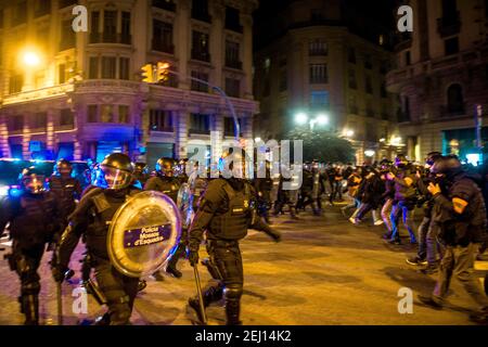 Barcelona, Spanien. Februar 2021, 20th. Katalanische Aufstandsoffiziere beschuldigen Anhänger des Rappers 'Pablo Hasel', der wegen der Verherrlichung des Terrorismus und der Beleidigung des ehemaligen spanischen Königs in Texten zu Gefängnis verurteilt wurde, da ihr Protest nach seiner Inhaftierung zu Unruhen in der fünften Nacht wird.Quelle: Matthias Oesterle/Alamy Live News Stockfoto