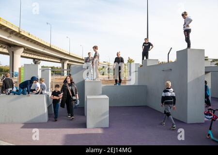 Kazan, Russland-26. September 2020: Erwachsene und Kinder trainieren auf dem neuen Parkour-Spielplatz im Stadtpark Stockfoto