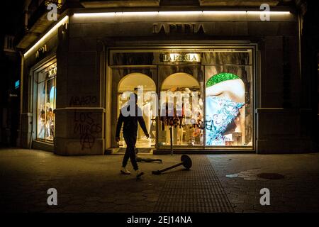 Barcelona, Spanien. Februar 2021, 20th. Zerbrochene Fenster sind nach Plünderungen während eines Protestes nach der Inhaftierung des Rappers 'Pablo Hasel' zu sehen, der für die fünfte Nacht wegen der Verherrlichung des Terrorismus und der Beleidigung des ehemaligen spanischen Königs zu Gefängnis verurteilt wurde.Quelle: Matthias Oesterle/Alamy Live News Stockfoto