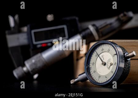 Messuhr für Oberflächenmessung. Messzubehör für Ingenieure, die Messungen durchführen. Dunkler Hintergrund. Stockfoto