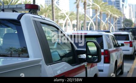 SAN DIEGO, CALIFORNIA USA - 15 JAN 2020: Feuerwehrautos und Sheriffs Auto mit Notsirenen auf dem Broadway geparkt. Feuerwehrfahrzeuge in d Stockfoto