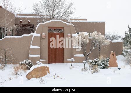 Adobe-Stil zu Hause im Winter in New Mexico Stockfoto