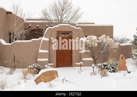 Adobe-Stil zu Hause bei einem Winter Schneesturm in New Mexico Stockfoto