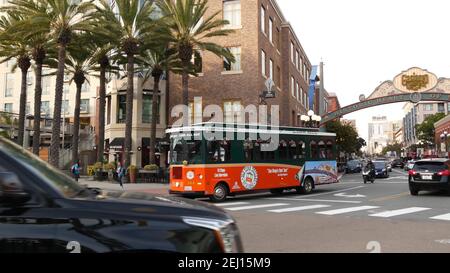 SAN DIEGO, CALIFORNIA USA - 30 JAN 2020: Gaslamp Quarter Historic Eingang Bogen Zeichen auf 5th Avenue. Orange kultige Retro-Trolley, Hop-on-Hop-off-Bus und Stockfoto