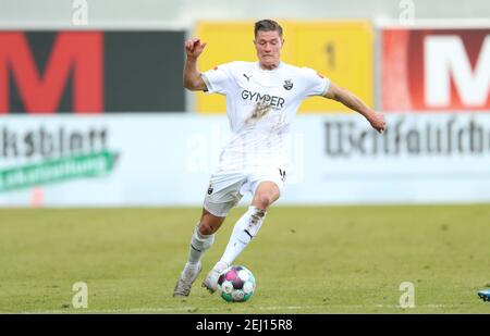 Paderborn, Deutschland. Februar 2021, 20th. Fußball: 2. Bundesliga, SC Paderborn 07 - SV Sandhausen, Matchday 22 in der Benteler Arena. Kevin Behrens aus Sandhausen übernimmt den Ball. Quelle: Friso Gentsch/dpa - WICHTIGER HINWEIS: Gemäß den Bestimmungen der DFL Deutsche Fußball Liga und/oder des DFB Deutscher Fußball-Bund ist es untersagt, im Stadion und/oder des Spiels aufgenommene Fotos in Form von Sequenzbildern und/oder videoähnlichen Fotoserien zu verwenden oder zu verwenden./dpa/Alamy Live News Stockfoto