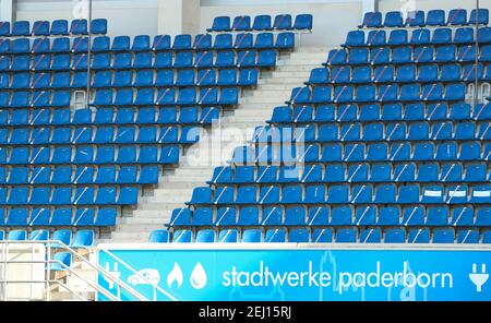 Paderborn, Deutschland. Februar 2021, 20th. Fußball: 2. Bundesliga, SC Paderborn 07 - SV Sandhausen, Matchday 22 in der Benteler-Arena. Die Plätze im Stadion sind unbesetzt. Quelle: Friso Gentsch/dpa - WICHTIGER HINWEIS: Gemäß den Bestimmungen der DFL Deutsche Fußball Liga und/oder des DFB Deutscher Fußball-Bund ist es untersagt, im Stadion und/oder des Spiels aufgenommene Fotos in Form von Sequenzbildern und/oder videoähnlichen Fotoserien zu verwenden oder zu verwenden./dpa/Alamy Live News Stockfoto