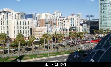 SAN DIEGO, CALIFORNIA USA - 13 FEB 2020: MTS roten Trolley und Metropole städtischen Skyline, Hochhäuser Wolkenkratzer in der Innenstadt. Von oben aus der Luft, Stockfoto