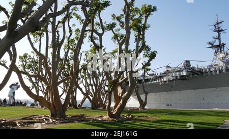 SAN DIEGO, KALIFORNIEN USA - 23 FEB 2020: Bedingungslose Kapitulation Statue, USS Midway Museum. Symbol der Flotte der Marine und Sieg über Japan Day. Seemann KI Stockfoto