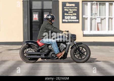 Indian Scout Motorrad fahren vorbei geschlossenen Pub auf Marine Parade an einem sonnigen warmen Wintertag in Southend on Sea, Essex, Großbritannien, während COVID 19 Lockdown Stockfoto