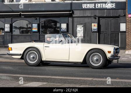 Triumph TR6 Fahrt auf der Marine Parade vorbei an einem sonnigen warmen Wintertag in Southend on Sea, Essex, Großbritannien Stockfoto