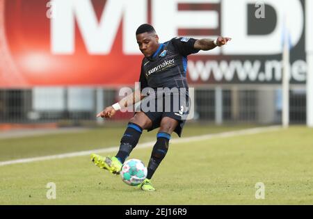 Paderborn, Deutschland. Februar 2021, 20th. Fußball: 2. Bundesliga, SC Paderborn 07 - SV Sandhausen, Matchday 22 in der Benteler-Arena. Paderborner Frederic Ananou spielt den Ball. Quelle: Friso Gentsch/dpa - WICHTIGER HINWEIS: Gemäß den Bestimmungen der DFL Deutsche Fußball Liga und/oder des DFB Deutscher Fußball-Bund ist es untersagt, im Stadion und/oder des Spiels aufgenommene Fotos in Form von Sequenzbildern und/oder videoähnlichen Fotoserien zu verwenden oder zu verwenden./dpa/Alamy Live News Stockfoto