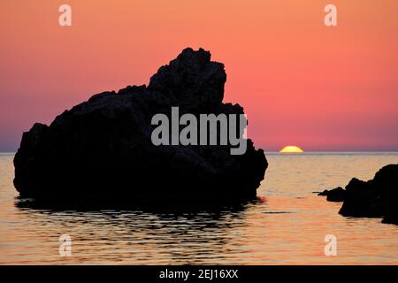 Sonnenuntergang über der Bucht von Ghajn Tuffieha auf Malta Stockfoto