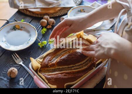 Baker Frau ist Dekoration Banane Pie von Frühjahr Zweig. Stockfoto