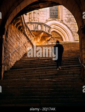 Frau steigt die Treppe hinauf; eine alte Straßentreppe führt aus dem unterirdischen Gang Stockfoto