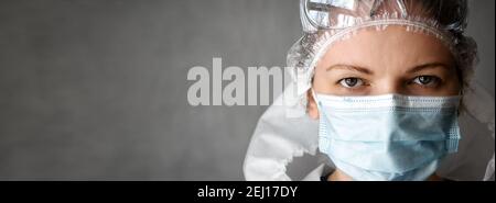 Banner mit Ärztin oder Krankenschwester in PPE-Anzug und Kopierer Platz, Frau trägt Schutzbrille und medizinische Gesichtsmaske durch COVID-19 Coronavirus pand Stockfoto