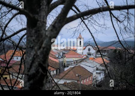 Kirche und Dorf Vila Boa de Ousilhão auf einem Wintertag Stockfoto