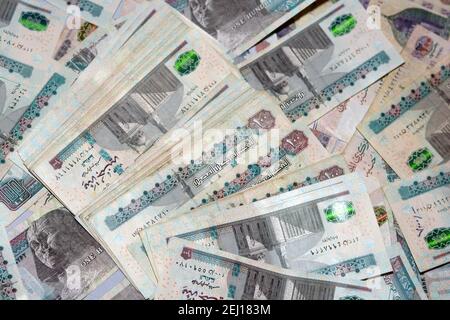 Selektiver Fokus des ägyptischen Geldhintergrundes , 200 LE, 100 LE, 50 LE ägyptische Banknote,. Ägypten Währung, ägyptische Pfund Bargeld Stockfoto
