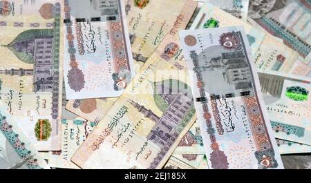 Selektiver Fokus des ägyptischen Geldhintergrundes , 200 LE, 100 LE, 50 LE ägyptische Banknote,. Ägypten Währung, ägyptische Pfund Bargeld Stockfoto