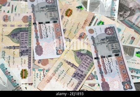 Selektiver Fokus des ägyptischen Geldhintergrundes , 200 LE, 100 LE, 50 LE ägyptische Banknote,. Ägypten Währung, ägyptische Pfund Bargeld Stockfoto