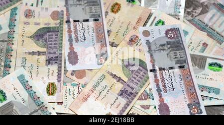 Selektiver Fokus des ägyptischen Geldhintergrundes , 200 LE, 100 LE, 50 LE ägyptische Banknote,. Ägypten Währung, ägyptische Pfund Bargeld Stockfoto