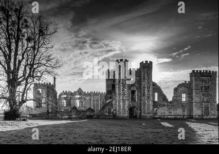 Die Ruinen von Cowdray Haus, Midhurst, West Sussex, Großbritannien Stockfoto