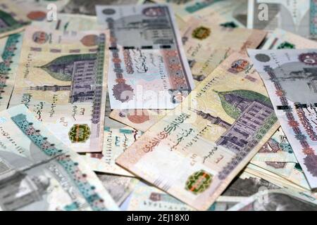 Selektiver Fokus des ägyptischen Geldhintergrundes , 200 LE, 100 LE, 50 LE ägyptische Banknote,. Ägypten Währung, ägyptische Pfund Bargeld Stockfoto