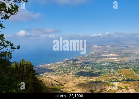 Panoramablick auf die Tyrrhenische Küste mit dem Monte Cofano von der Burg Erice, Provinz Trapani, Sizilien, Italien Stockfoto