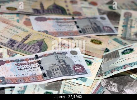 Selektiver Fokus des ägyptischen Geldhintergrundes , 200 LE, 100 LE, 50 LE ägyptische Banknote,. Ägypten Währung, ägyptische Pfund Bargeld Stockfoto