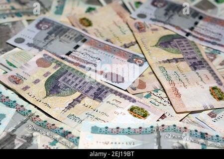 Selektiver Fokus des ägyptischen Geldhintergrundes , 200 LE, 100 LE, 50 LE ägyptische Banknote,. Ägypten Währung, ägyptische Pfund Bargeld Stockfoto