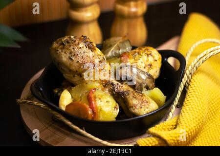 Gebackene Hähnchenschenkel mit Sauce und Gemüse Stockfoto