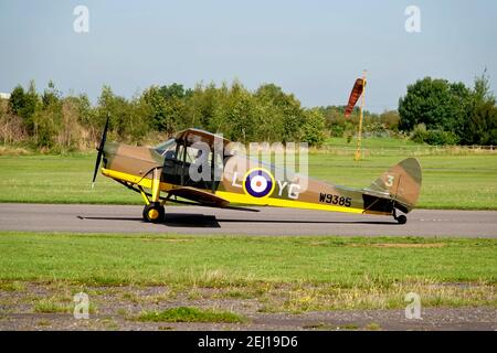 Henstridge, Somerset / Großbritannien - August 24 2019: An ex- RAF 1936 De Havilland DH,87B Hornet Moth, W9385 / G-ADND, am Henstridge Airfield in Somerset, UK, d Stockfoto