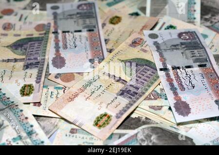 Selektiver Fokus des ägyptischen Geldhintergrundes , 200 LE, 100 LE, 50 LE ägyptische Banknote,. Ägypten Währung, ägyptische Pfund Bargeld Stockfoto