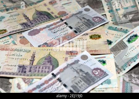 Selektiver Fokus des ägyptischen Geldhintergrundes , 200 LE, 100 LE, 50 LE ägyptische Banknote,. Ägypten Währung, ägyptische Pfund Bargeld Stockfoto