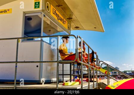 Bournemouth, Dorset / UK - Juli 11 2019: Eine RNLI Beach Lifeguard Station am Bournemouth Strand in Dorset, England, Vereinigtes Königreich Stockfoto