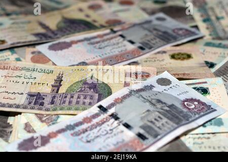 Selektiver Fokus des ägyptischen Geldhintergrundes , 200 LE, 100 LE, 50 LE ägyptische Banknote,. Ägypten Währung, ägyptische Pfund Bargeld Stockfoto