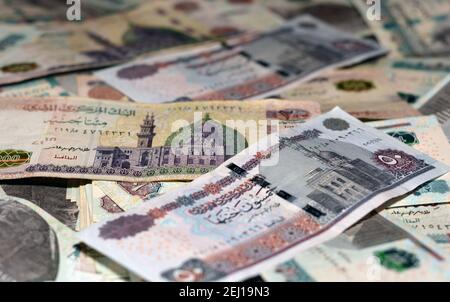 Selektiver Fokus des ägyptischen Geldhintergrundes , 200 LE, 100 LE, 50 LE ägyptische Banknote,. Ägypten Währung, ägyptische Pfund Bargeld Stockfoto