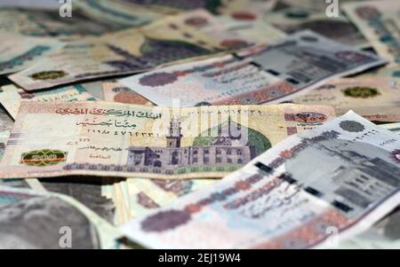 Selektiver Fokus des ägyptischen Geldhintergrundes , 200 LE, 100 LE, 50 LE ägyptische Banknote,. Ägypten Währung, ägyptische Pfund Bargeld Stockfoto