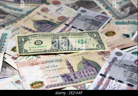 Ägyptische Landeswährung mit US-Dollar-Banknote im Hintergrund. Ägyptische Pfund Geld und amerikanische Dollar Wechselkurs Stockfoto