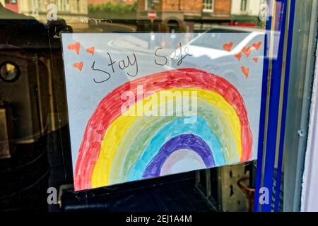 Warminster, Wiltshire / UK - April 23 2020: A Stay Safe from Coronavirus Rainbow of Hope Bild in einem Schaufenster angezeigt Stockfoto