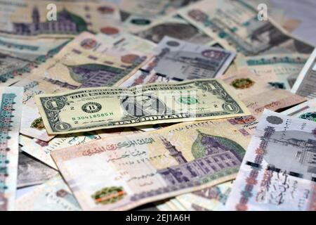 Ägyptische Landeswährung mit US-Dollar-Banknote im Hintergrund. Ägyptische Pfund Geld und amerikanische Dollar Wechselkurs Stockfoto