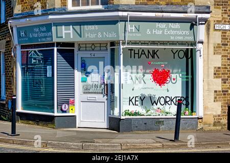Warminster, Wiltshire UK - April 15 2020: Ein Fenster im LHN Professional Hair & Nail Care Salon, das den NHS und Key Workers gewidmet ist Stockfoto