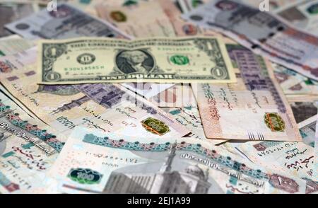 Ägyptische Landeswährung mit US-Dollar-Banknote im Hintergrund. Ägyptische Pfund Geld und amerikanische Dollar Wechselkurs Stockfoto