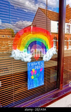 Warminster, Wiltshire UK - Mai 4 2020: Ein Thank U NHS Rainbow of Hope Bild gezeichnet von einem Kind im Fenster des New Image Hair Salon in Warminster UK Stockfoto