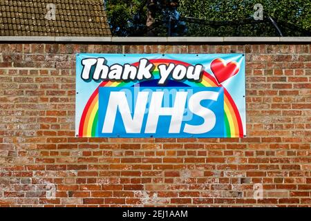 Warminster, Wiltshire / UK - September13 2020: Ein buntes Dankeschön NHS Regenbogen der Hoffnung Banner an einer Backsteinmauer befestigt Stockfoto