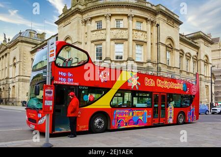 Bath, Somerset / Großbritannien - 14 2018. März: Ein Hop-on-Hop-off-Sightseeing-Doppeldeckerbus in Bath City in der Cheap Street Stockfoto
