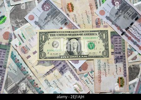 Ägyptische Landeswährung mit US-Dollar-Banknote im Hintergrund. Ägyptische Pfund Geld und amerikanische Dollar Wechselkurs Stockfoto