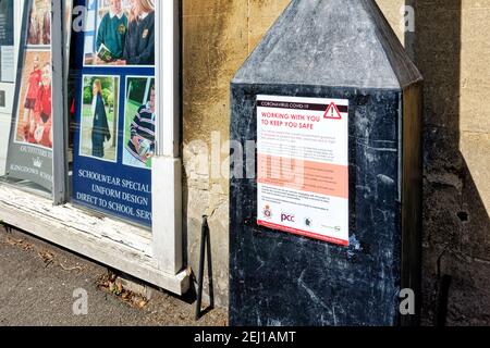 Warminster, Wiltshire UK - April 22 2020: Ein Coronavirus Covid-19 Informationsplakat auf einer Straßenlaterne in der kleinen Marktstadt Warminster Stockfoto